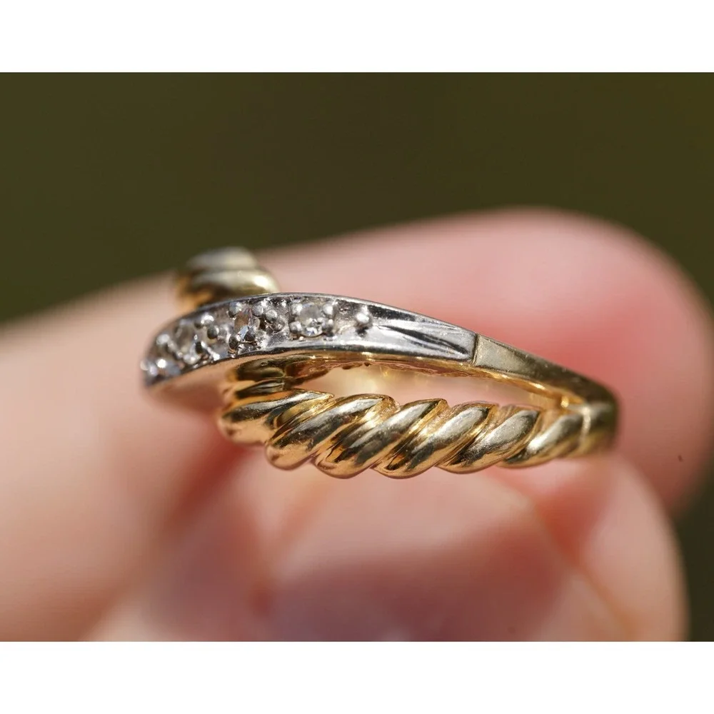 Vintage 14k Solid gold Two Tone Overlapping Natural Diamond Ring Twist Size 5.25